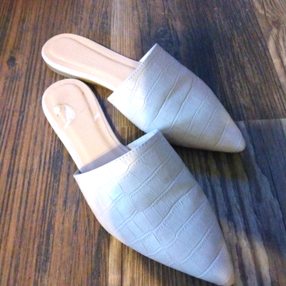 🌞🌞🌞 Wild Diva Lounge size 6.5M pale pink croc print flat slides. EUC